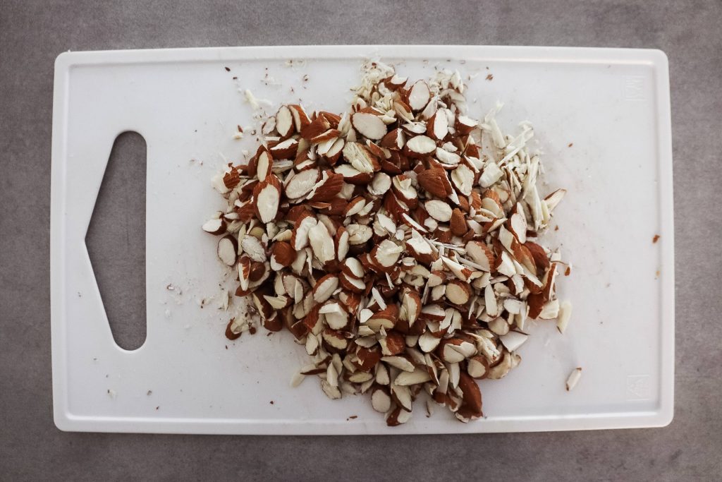 Pilkotut-mantelit-leikkuulaudalla