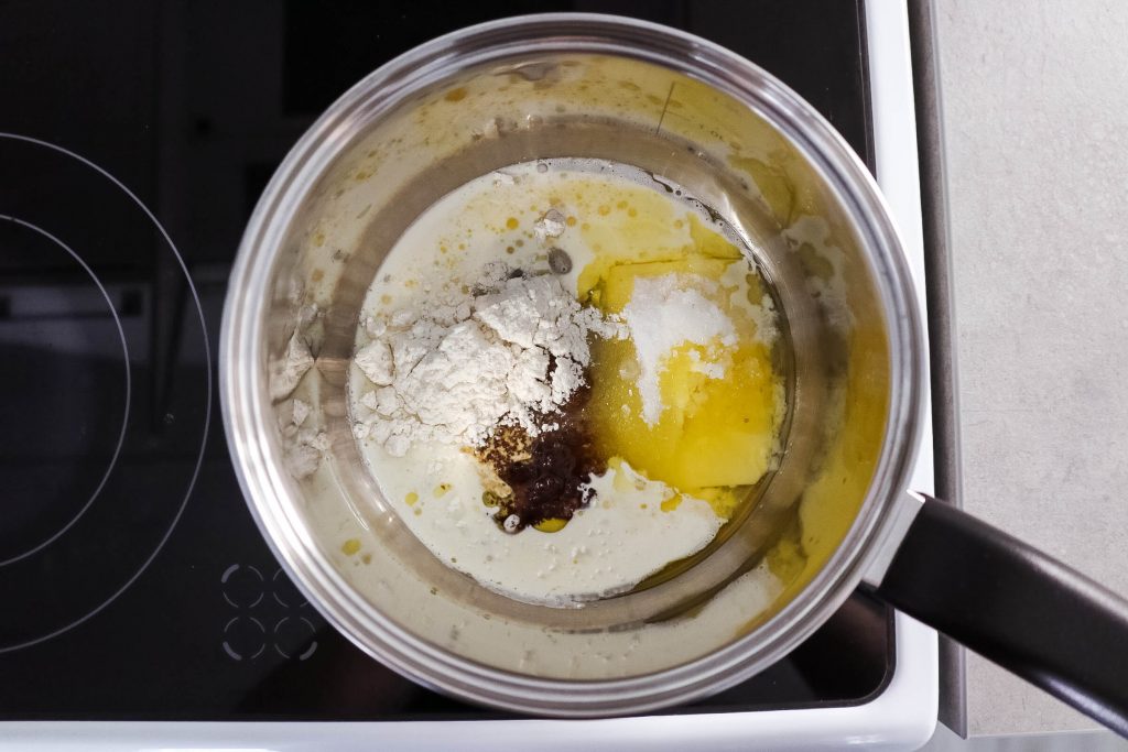 Toscakakun-kuorrurusainekset-kattilassa