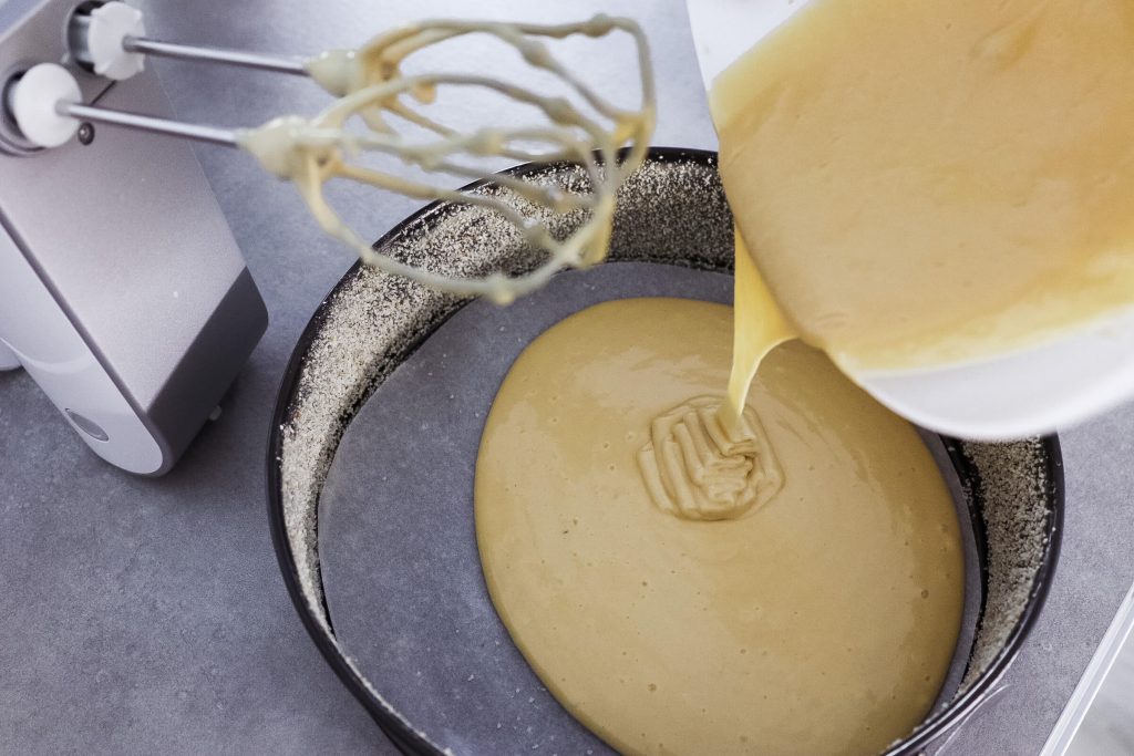 Valmis-taikinaseos-kaadetaan-vuokaan