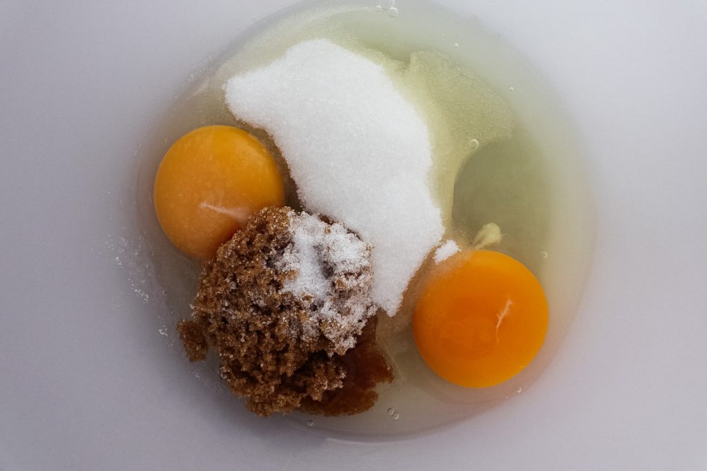 kananmunat-ja-sokerit-kulhossa