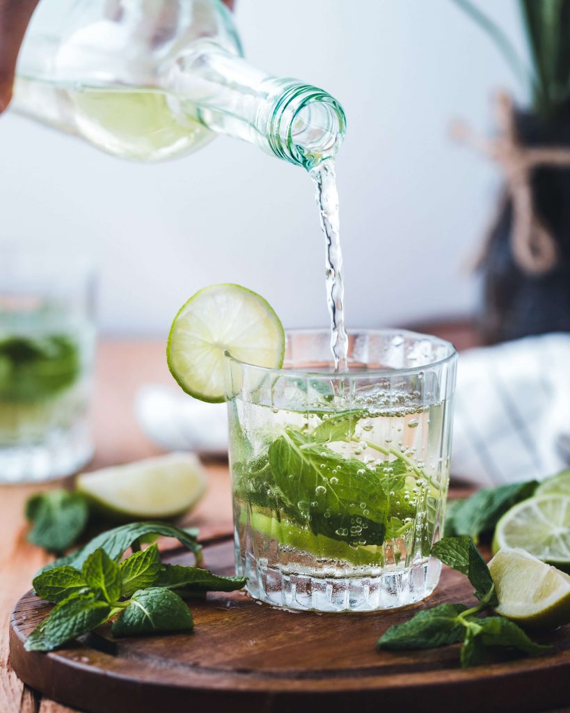 mojito drinkki lasissa