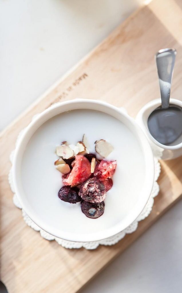 maitokiisseli marjoilla