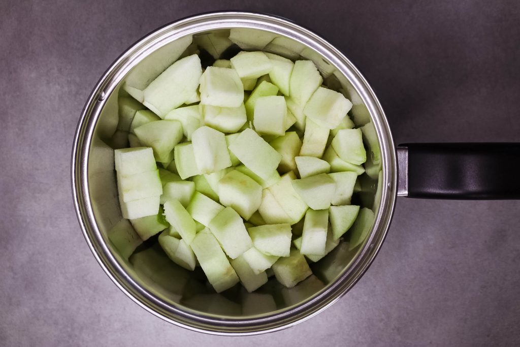 kuoritut ja pilkotut omenat